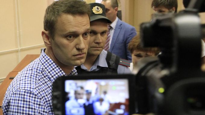 Alexej Navalnyj s manželkou u soudu.
