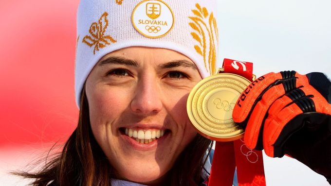 Petra Vlhová se zlatou medailí z olympijských her v Pekingu