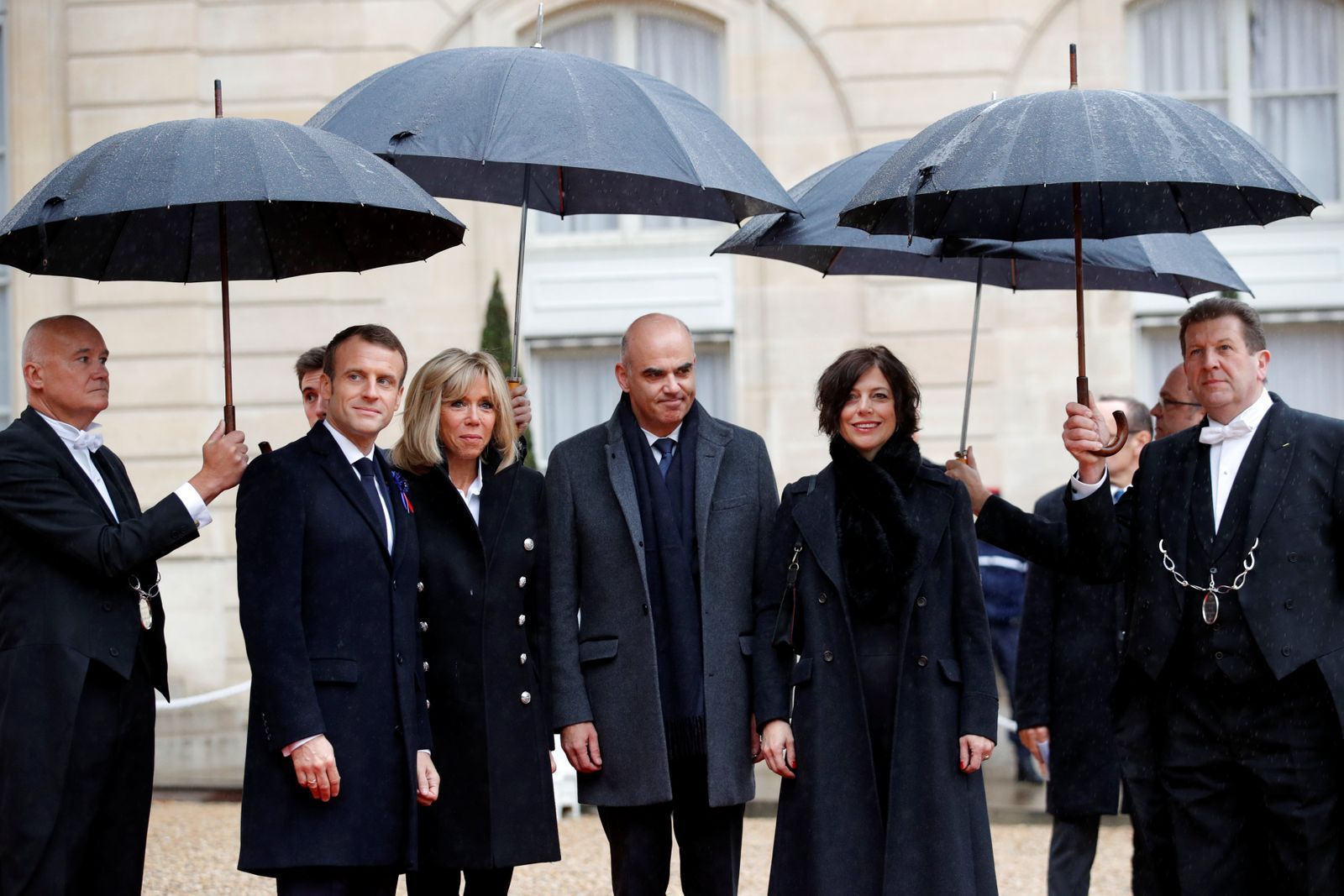 Francouzský prezident vítá hosty vojenské přehlídky v Paříži. Na snímku je se švýcarskou hlavou státu.