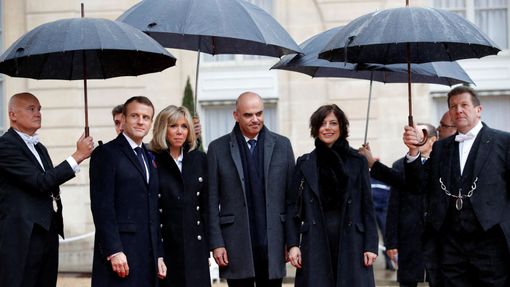 Francouzský prezident vítá hosty vojenské přehlídky v Paříži. Na snímku je se švýcarskou hlavou státu.