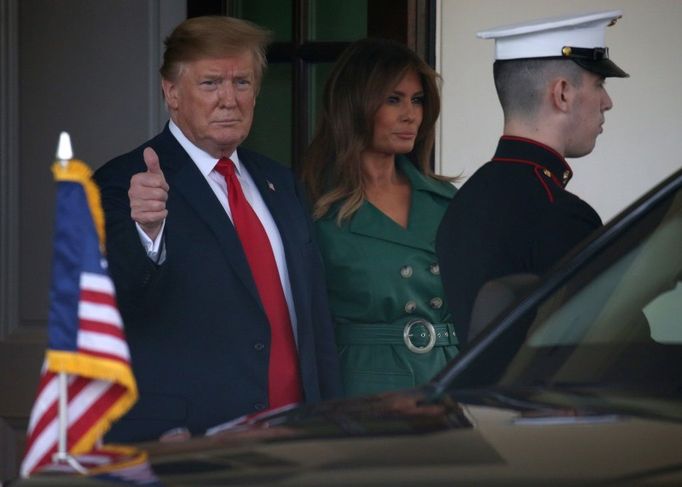 Donald Trump se loučí u západního křídla Bílého domu s odjíždějícím českým premiérem Andrejem Babišem a jeho chotí Monikou.