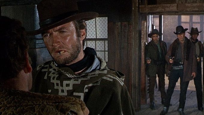 Eastwoodův morálně netečný ostrostřelec v ponču se objevil také ve filmu Pro pár dolarů navíc.