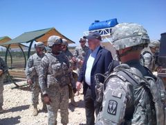 Senátor McCain se na Twitteru pochlubil, že se na jihu Turecka sešel s americkými vojáky.