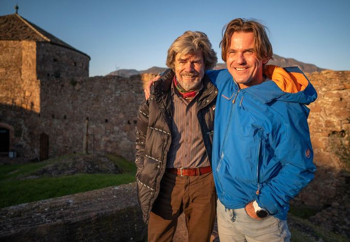 Další legenda, která vystupuje v dokumentu, je Reinhold Messner, kterého autoři dokumentu zpovídali na hradě Firmian u Bolzána.