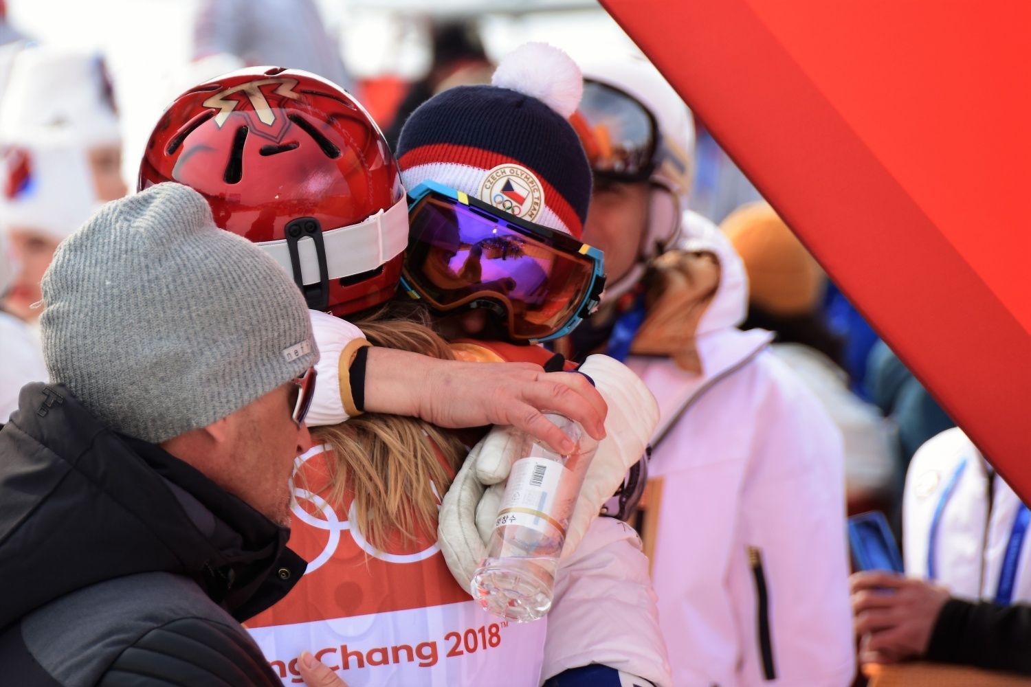 Vítězství Ester Ledecké v paralelním obřím slalomu na ZOH 2018 - objetí s mámou Zuzanou