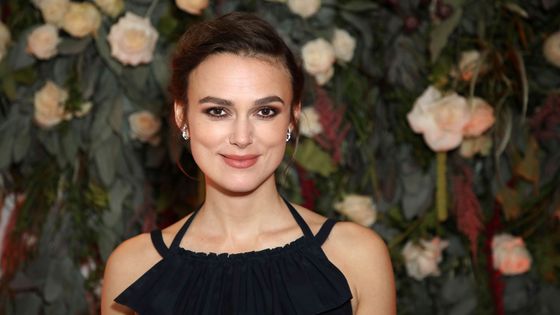 Keira Knightleyová pózuje při londýnské premiéře filmu Colette: Příběh vášně.