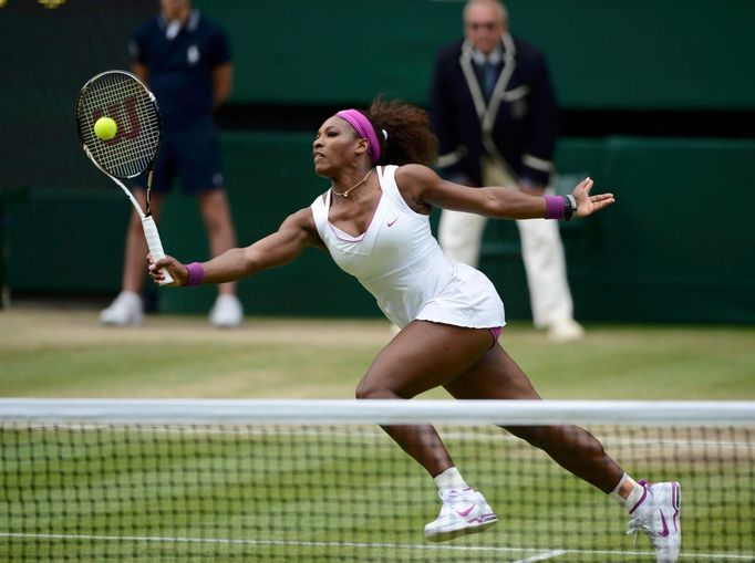 Americká tenistka Serena Williamsová ve finále Wimbledonu 2012 v utkání s Polkou Agnieszkou Radwaňskou.