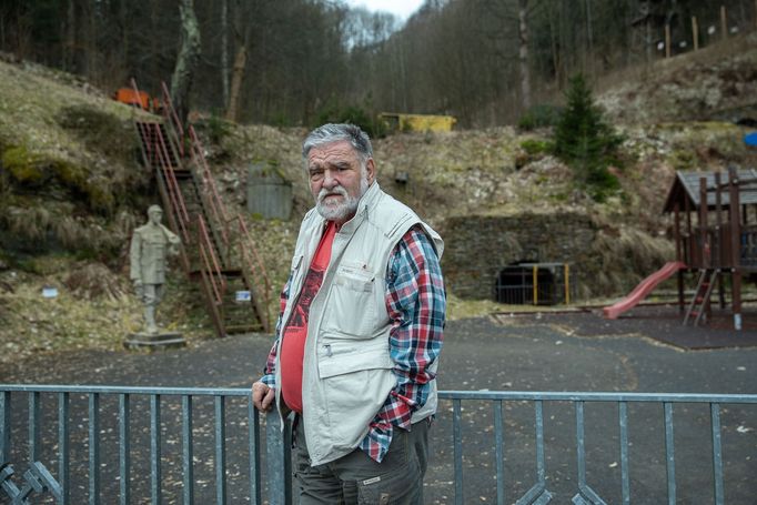 "Vždyť tam byla šachta, lágr. A oni ti dobytkové na tom místě chtějí postavit takovou hrůzu," nesouhlasí Miroslav Dvořák, 75letý průvodce z místního hornického muzea.