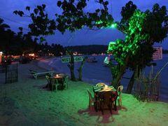 Podvečerní idylka v plážovém letovisku. Za dvacet minut přijdou turisté na večeři.