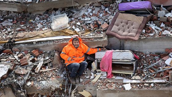 Známe evropského vítěze World Press Photo. Zachytil oběti zemětřesení v Turecku