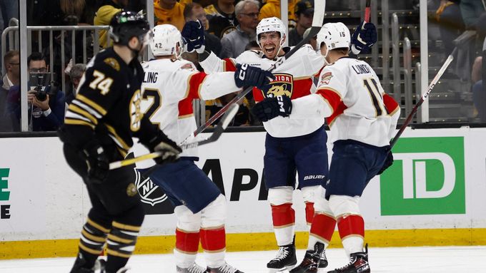 Evan Rodrigues slaví se spoluhráči jednu z branek Floridy na ledě Bostonu.