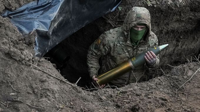 Ukrajinský voják poblíž města Kreminna drží dělostřelecký granát, ilustrační foto.