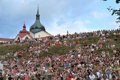 Žďárský kostel je hvězda mezi hvězdami. Dyk ho poctil zpěvem z pontonu na rybníku