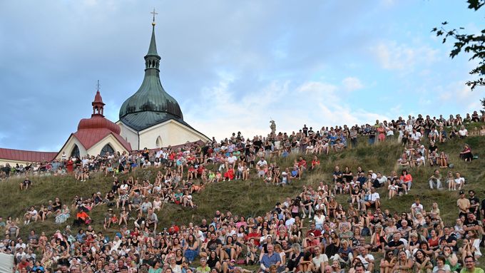 Vystoupení Vojtěcha Dyka lidé sledovali ze břehu i stráně pod kostelem.