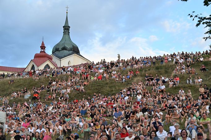 Koncert Vojtěcha Dyka na hladině Konventského rybníka.