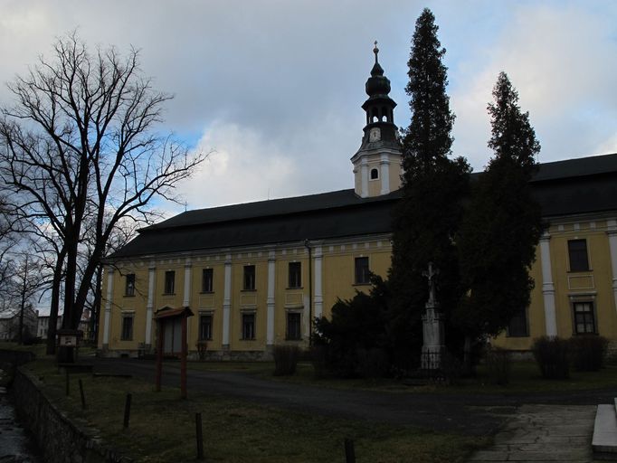 Pohled na současnou podobu kláštera v Bílé vodě.