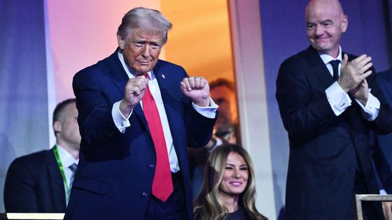 Mírotvůrce Trump, úchvatný Bocelli či pohublý Ronaldo. Američané pojali los jako show