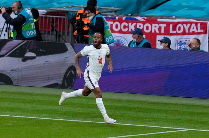 Raheem Sterling slaví gól v zápase Česko - Anglie na ME 2020