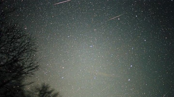 Listopadové Leonidy rozzáří sváteční oblohu. Meteorický déšť inspiroval i Poea; Zdroj foto: Hina/Wikimedia Commons