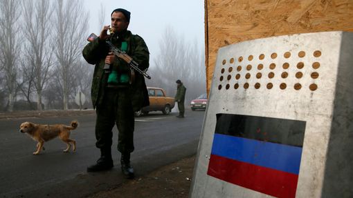 Proruský ozbrojenec na kontrolním stanovišti ve východoukrajinské Horlivce.