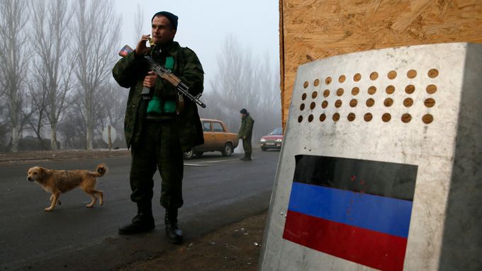 Proruský ozbrojenec na kontrolním stanovišti ve východoukrajinské Horlivce.