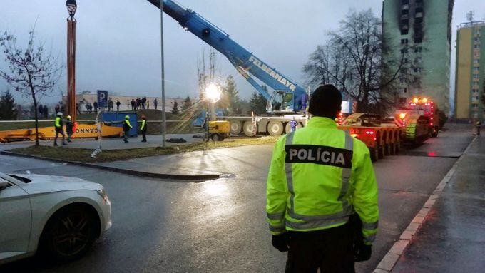 Do Prešova na východním Slovensku dorazil 13. prosince 2019 večer z České republiky mohutný demoliční stroj, který bude rozebírat horní podlaží dvanáctipatrového domu.
