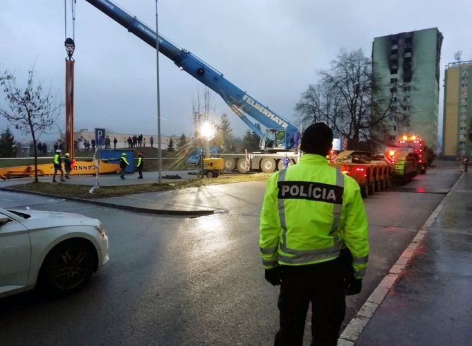 Do Prešova na východním Slovensku dorazil 13. prosince 2019 večer z České republiky mohutný demoliční stroj, který bude rozebírat horní podlaží dvanáctipatrového domu.