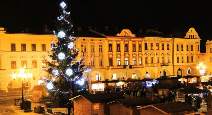 Vánoční strom na náměstí v Novém Jičíně.