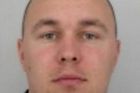 Policie hledá násilníka. Je ozbrojený a má komplice