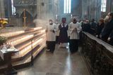 Již tradiční mše v Katedrále sv. Víta patří k nejemotivnějším pietním akcím. Kněz uprostřed nese Písmo svaté.