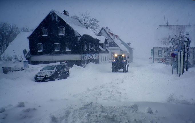 Odklízení sněhu na Božím Daru byla značně sisyfovská práce...