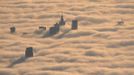 The tops of high rise buildings stick out from a blanket of think fog covering Warsaw early morning October 12, 2012. Picture taken October 12, 2012. REUTERS/Mateusz Olszowy (POLAND - Tags: CITYSPACE ENVIRONMENT) Published: Lis. 21, 2012, 3:54 odp.