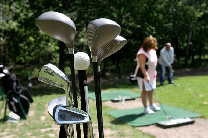 Obnova golfového hřiště v Klánovicích by znamenala vykácet několik hektarů lesa. Místní obyvatelé jsou proti.