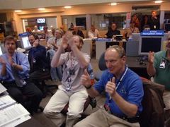 Pracovníci řídícího letového střediska NASA v Pasadeně oslavují úspěšný návrat sondy Stardust, která 15. ledna 2006 přistála v poušti v americkém státu Utah se vzorky prachových částic komety Wild 2.