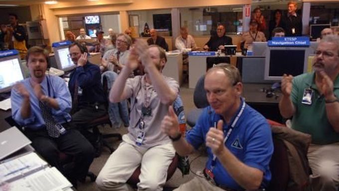 Pracovníci řídícího letového střediska NASA v Pasadeně oslavují úspěšný návrat sondy Stardust, která 15. ledna po sedmiletém putování vesmírem přistála v poušti v americkém státu Utah se vzorky prachových částic komety Wild 2.