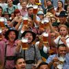 Návštěvníci v krojích připijející svými litrovými sklenicemi piva při otevíracím ceremoniálu 181. ročníku Oktoberfestu v Mnichově.