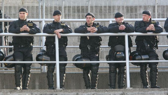 Policisté se už na fotbal asi nepodívají. Nahradí je ochranka.