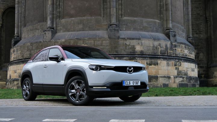 Test elektrické Mazdy MX-30. Převaha stylu nad nedozrálostí techniky