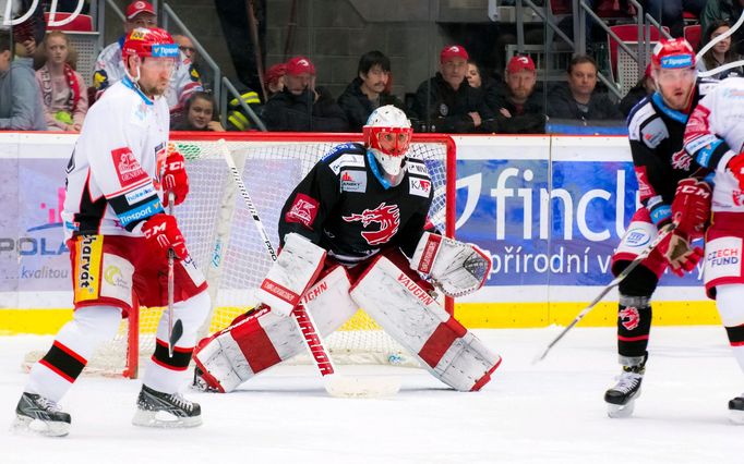 Třinec - Hradec, 4. semifinále play-off hokejové extraligy 2018: Zleva Jaroslav Bednář, Šimon Hrubec a Jakub Matyáš