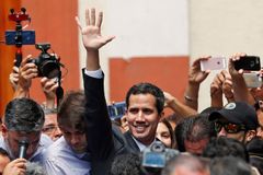 "Pryč s diktaturou". Ve Venezuele vyšly do ulic tisíce lidí na podporu Guaidóa