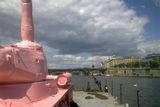 Sovětský tank, který poprvé přetřel na růžovo výtvarník David Černý v roce 1991, bude dominantou řeky v rámci Týdne svobody.