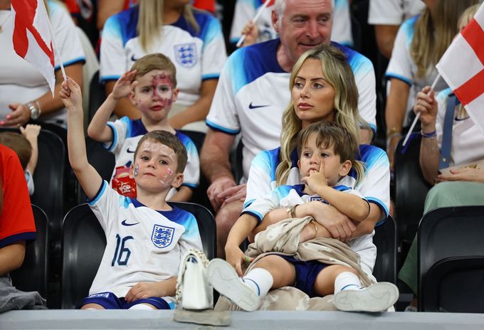 Manželka fotbalisty Anglie Conora Coadyho s jejich dětmi v hledišti při loňském MS v Kataru