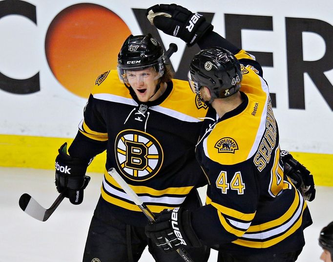 Torey Krug se raduje z branky do sítě Rangers v play off NHL 2013