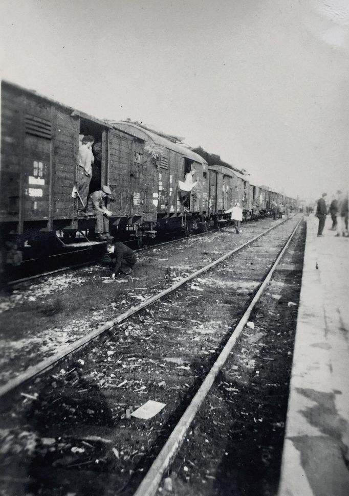 Nedatovaná fotografie zachycující odjezd nuceně nasazených lidí z Protektorátu na práci v zahraničí