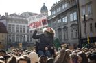 Tisíce českých studentů a studentek se v pátek připojily k celosvětové protestní akci Fridays For Future.