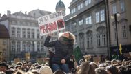 Tisíce českých studentů a studentek se v pátek připojily k celosvětové protestní akci Fridays For Future.