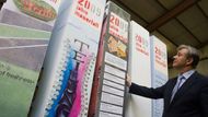 "Nemyslím si, že by mohlo někoho napadnout, že se znovu pokoušíme postavit zeď mezi východním a západním Berlínem. I když o tom mnozí nejdřív  žertovali. Jde ale o úžasný způsob, jak symbolizovat pád železné opony," řekl primátor Berlína Klaus Wowereit (na snímku).