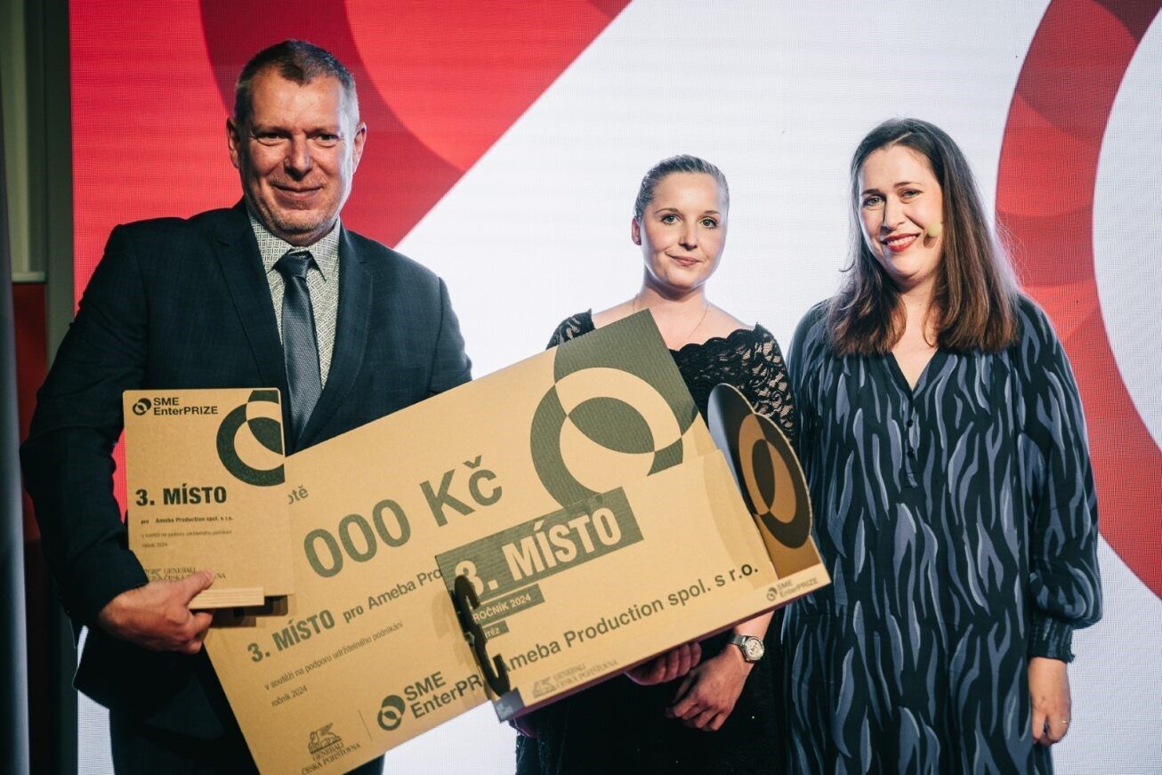 3. místo (na snímku zleva): zástupce firmy Ameba Production Iveta Havlová, projekt manažerka Biopekárny Zemanka a Helena Továrková, předsedkyně poroty.