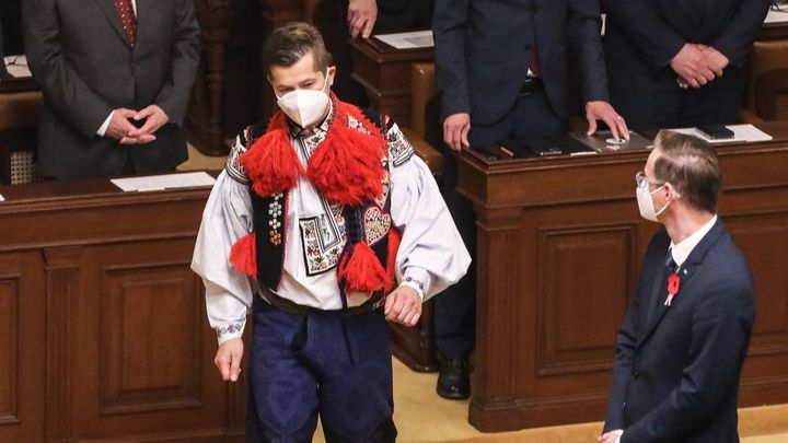 První schůze poslanců. Lidovec v kroji uctil pradědečka. Okamurové si podali ruku; Zdroj foto: Jakub Plíhal