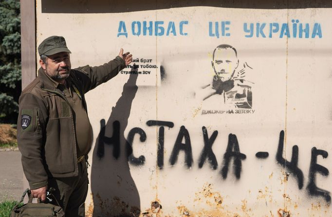 Andrej Balan mi hrdě ukazuje nápisy, které sám vytvořil a které vystihuji filozofii Východního bratrstva, organizace, kterou založil a vede.